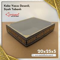 20x25x5 Kabe Yazısı Desenli, Siyah Karton Tabanlı Kutu