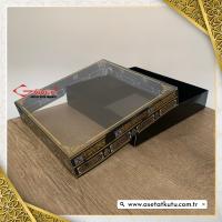 25x25x5 Kabe Yazısı Desenli, Siyah Karton Tabanlı Kutu