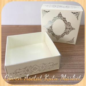 8x8x3 Altı Krem Üzerine Gümüş Saray Desenli Karton, Üstü Asetat Kutu